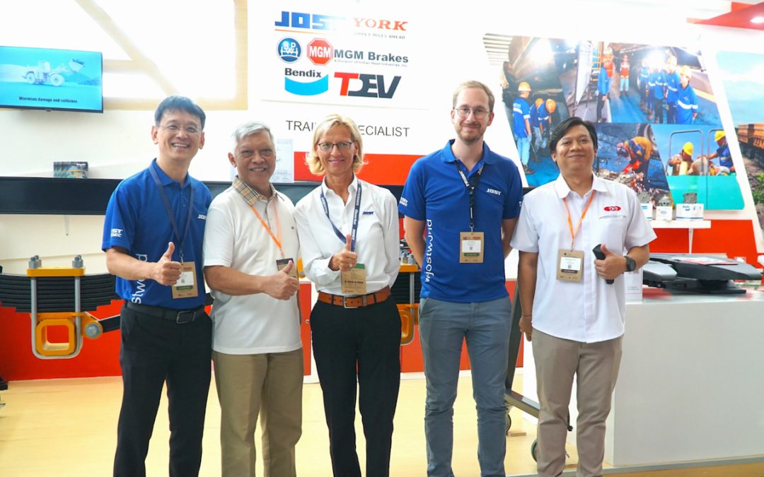 tdu dan customer berfoto bersama pada saat pameran mining indonesia