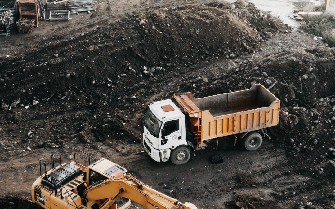 beberapa kendaraan alat berat berada di area pertambangan