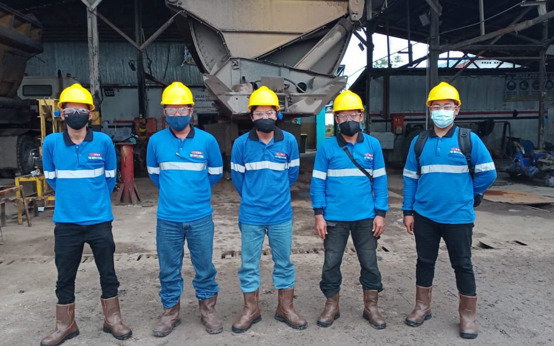 foto pekerja tim TDU dengan safety di area service untuk melakukan perawatan truk/trailer
