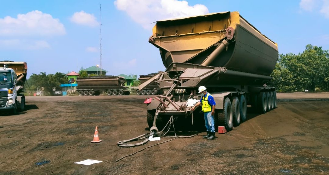 tim TDU sedang melakukan pengecekan pada truk/trailer tambang