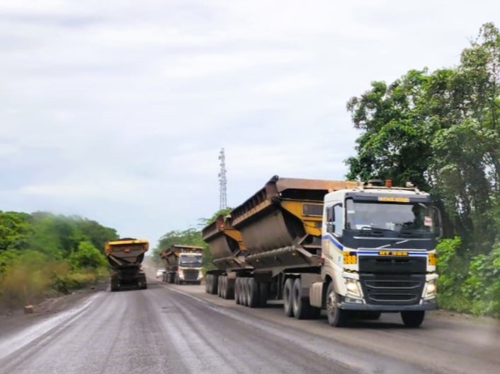 beberapa truk/trailer tambang sedang berjalan ke area pertambangan