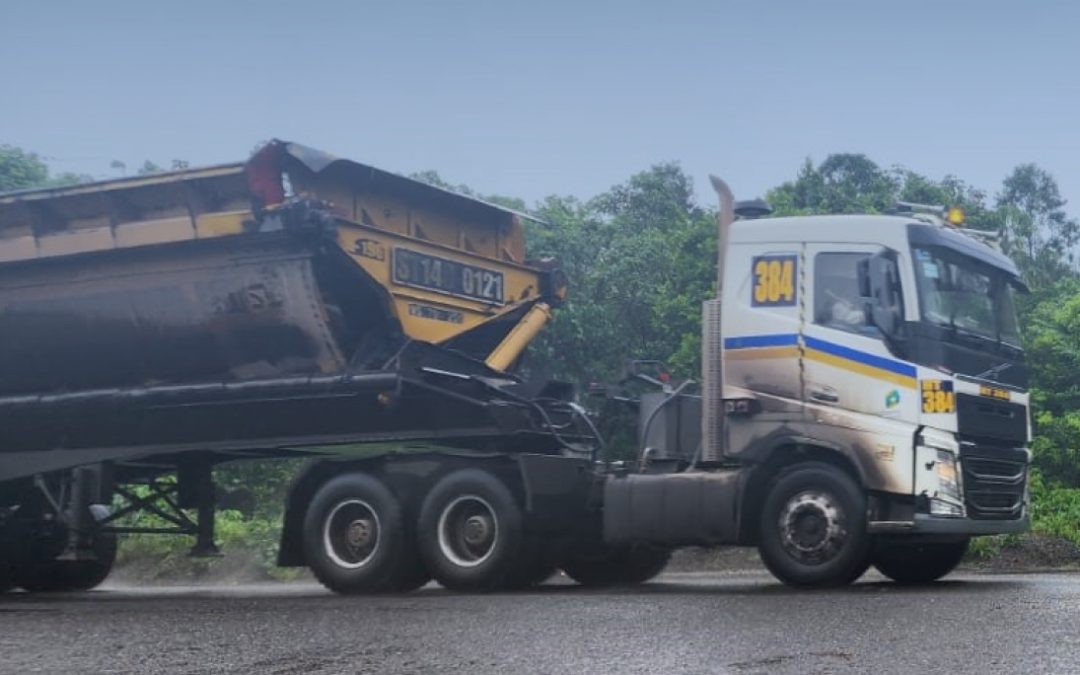 truk/trailer tambang disekitar area tambang