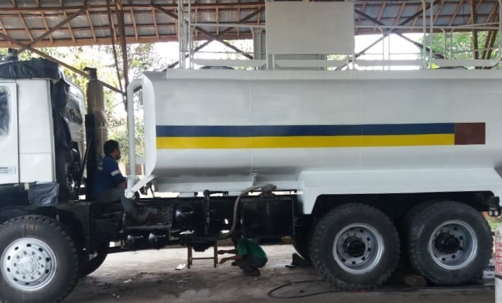 foto truk pengangkut cairan