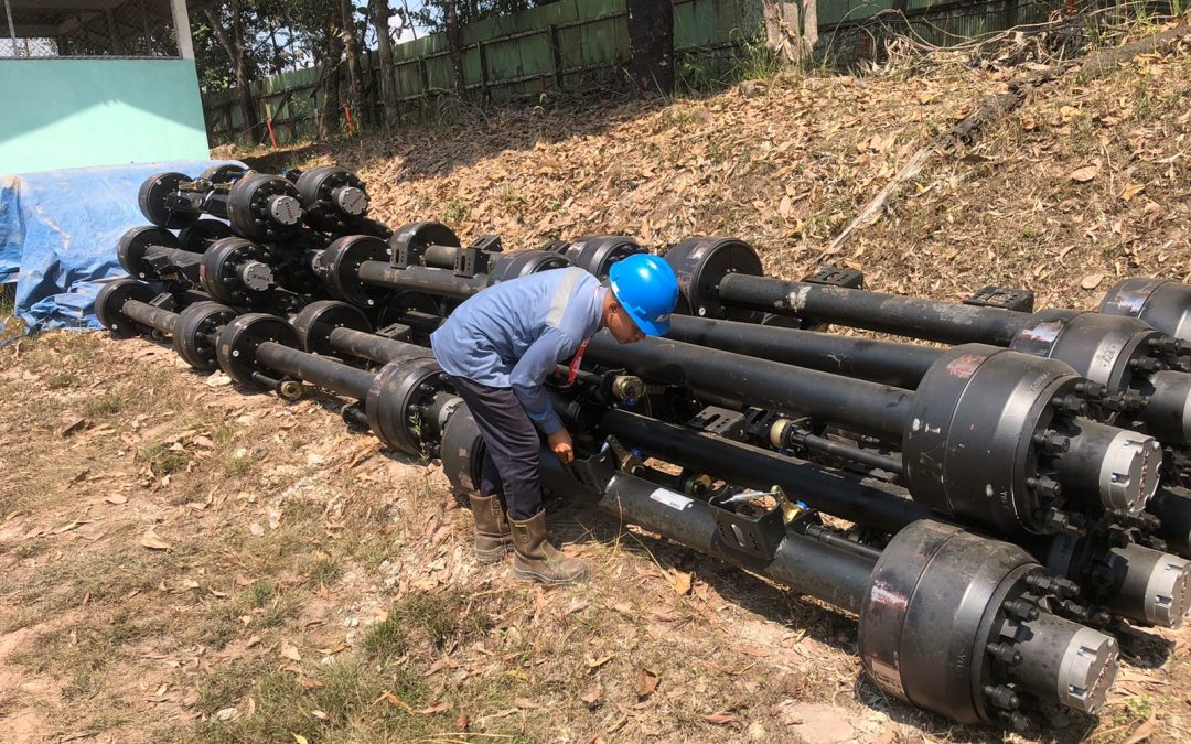 pekerja sedang mengatur spare part trailer di area gudang spare part TDU