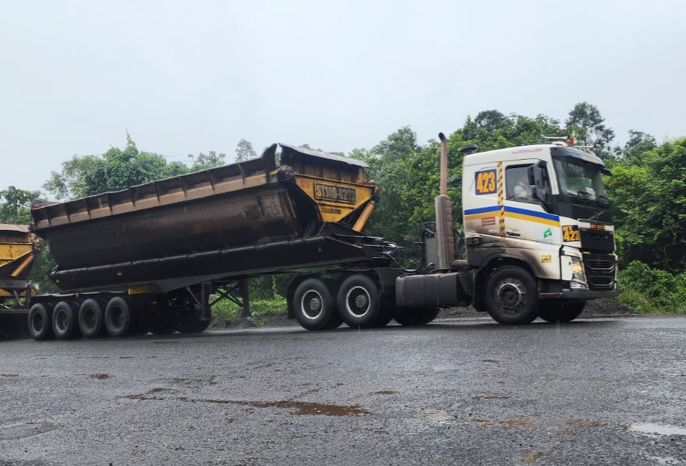 foto truk tambang di area tambang
