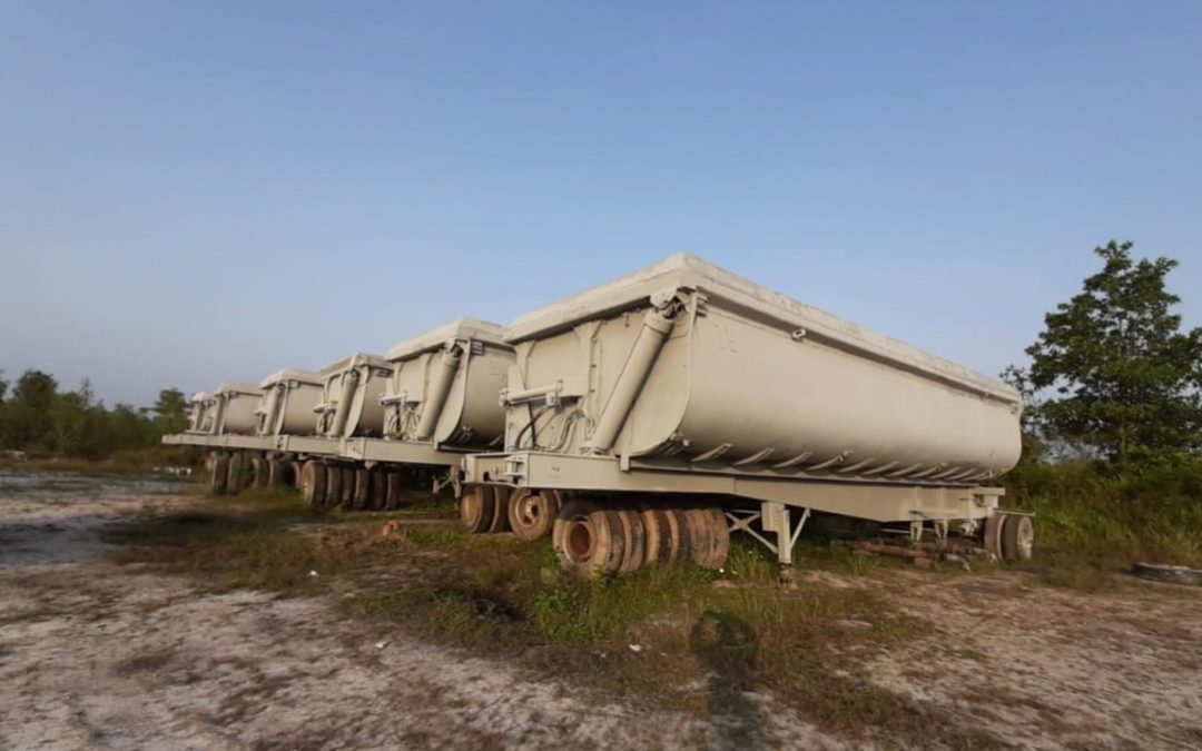 truk berwarna putih gading sedang parkir di area luas