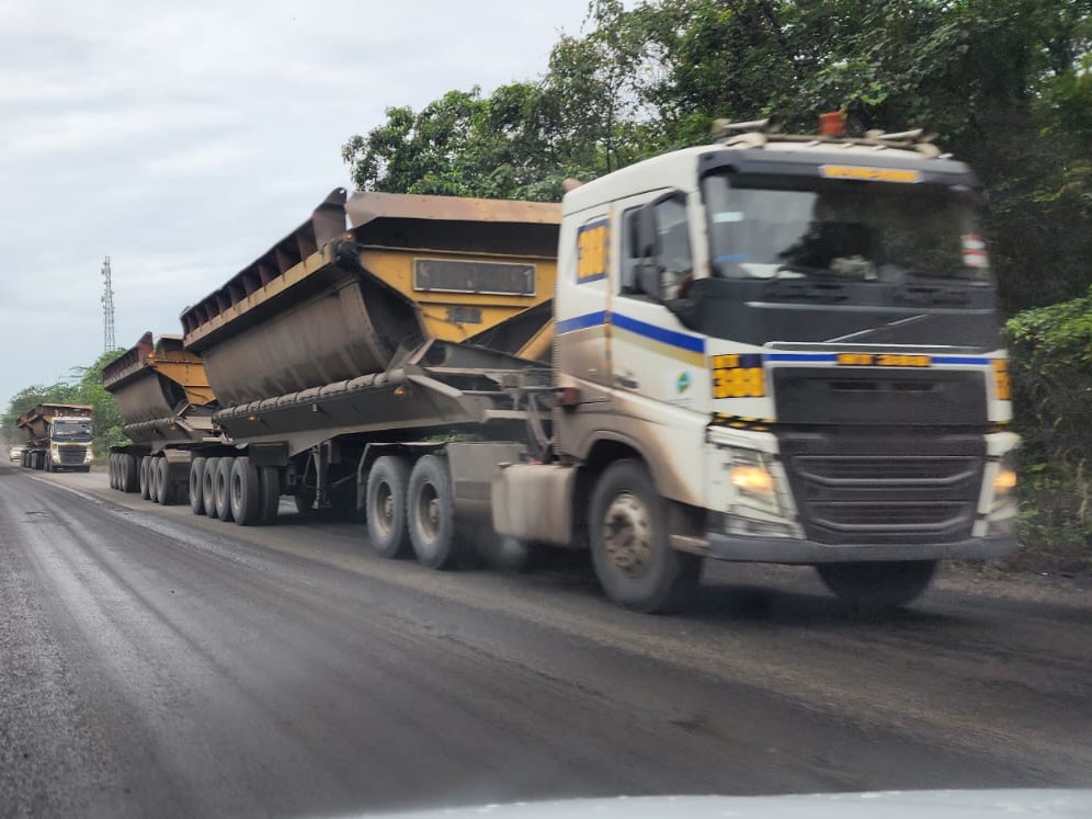 truk trailer di medan pegunungan