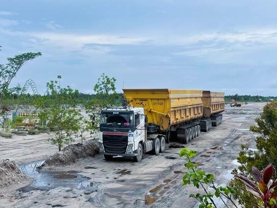 truck tambang berada di area pertambangan