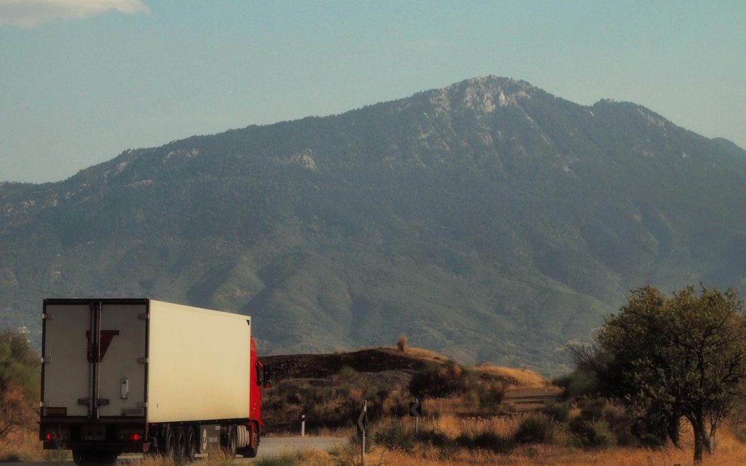 truck logistik sedang berada di area pegunungan