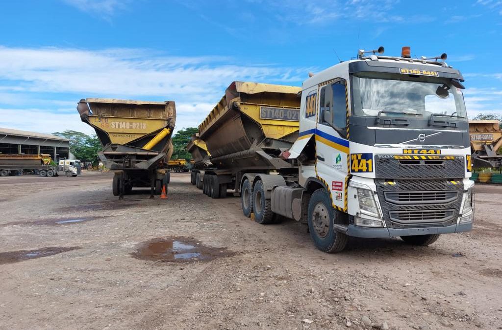 truk tambang sedang parkir di area tambang