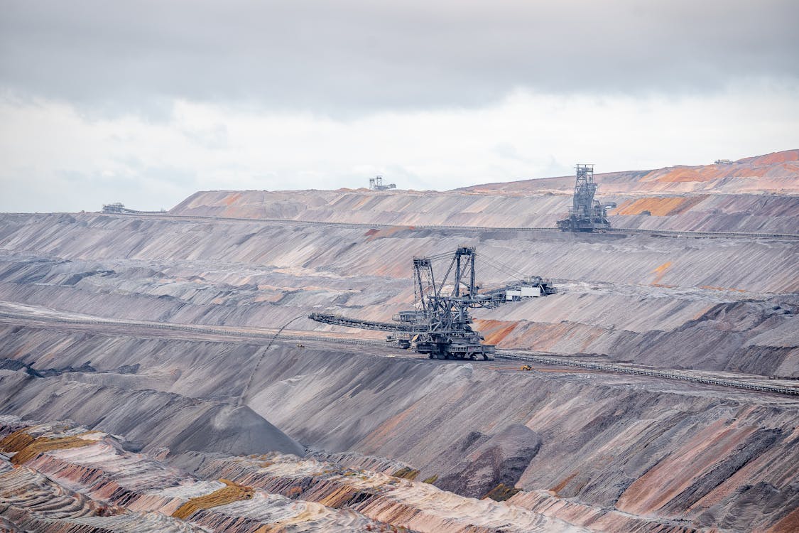 https://www.pexels.com/photo/strip-mining-excavator-5505961/