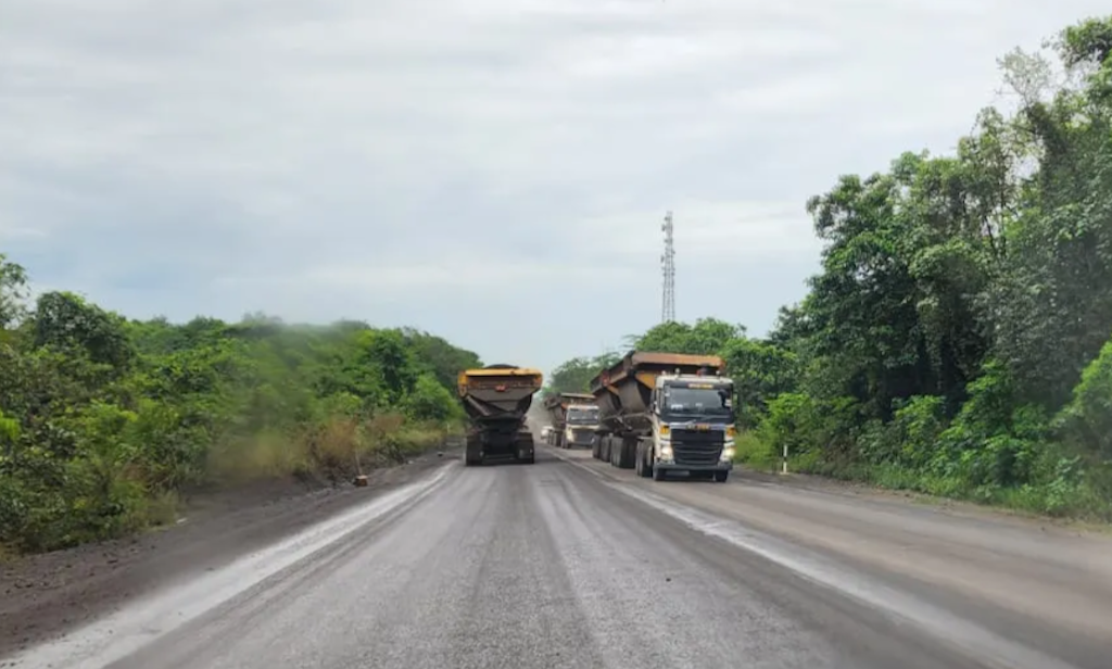 alat berat pertambangan berada di jalan sekitar area tambang