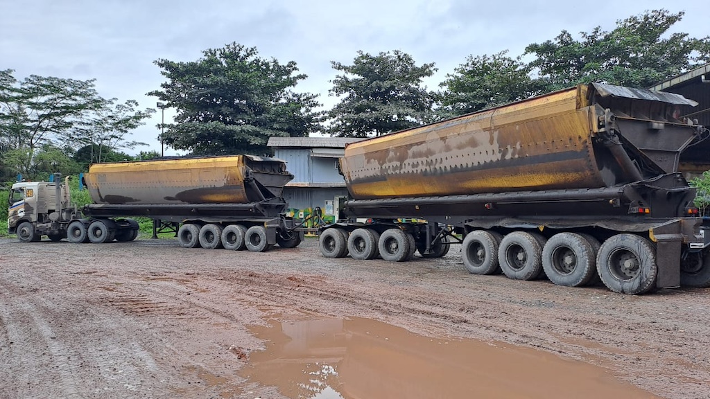 alat berat tambang berada di area pertambangan yang berlumpur