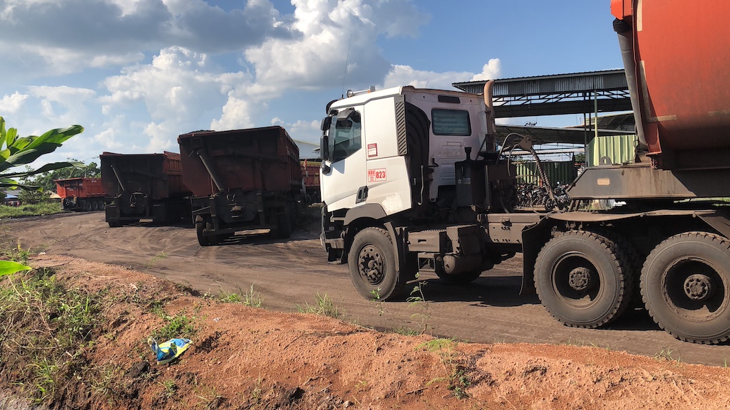 alat berat trailer berada di area pertambangan