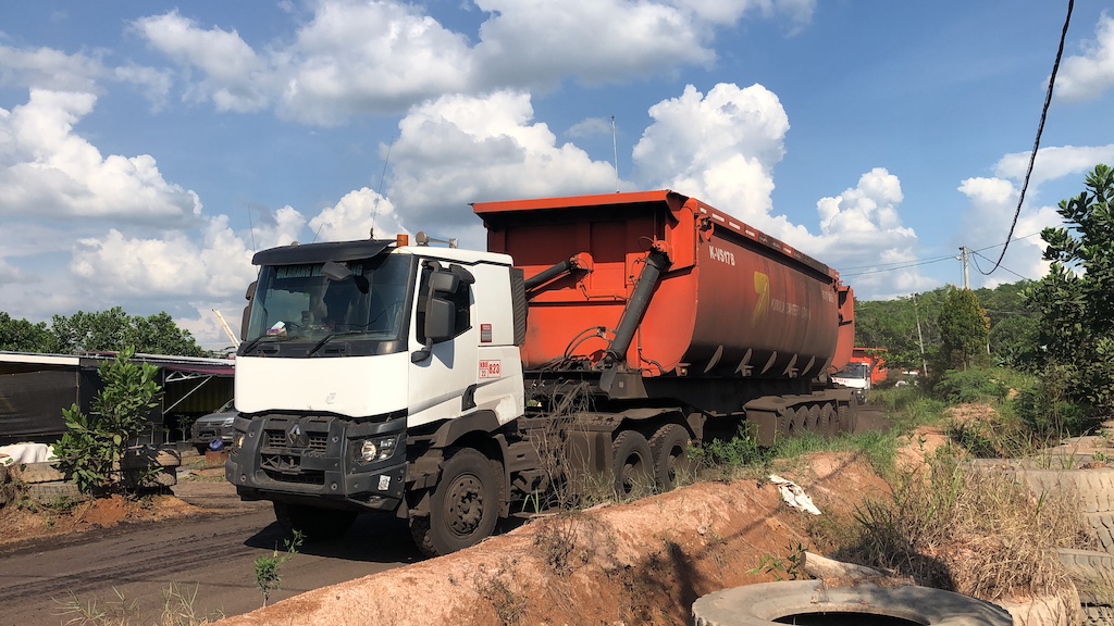 alat berat trailer berada di area pertambangan