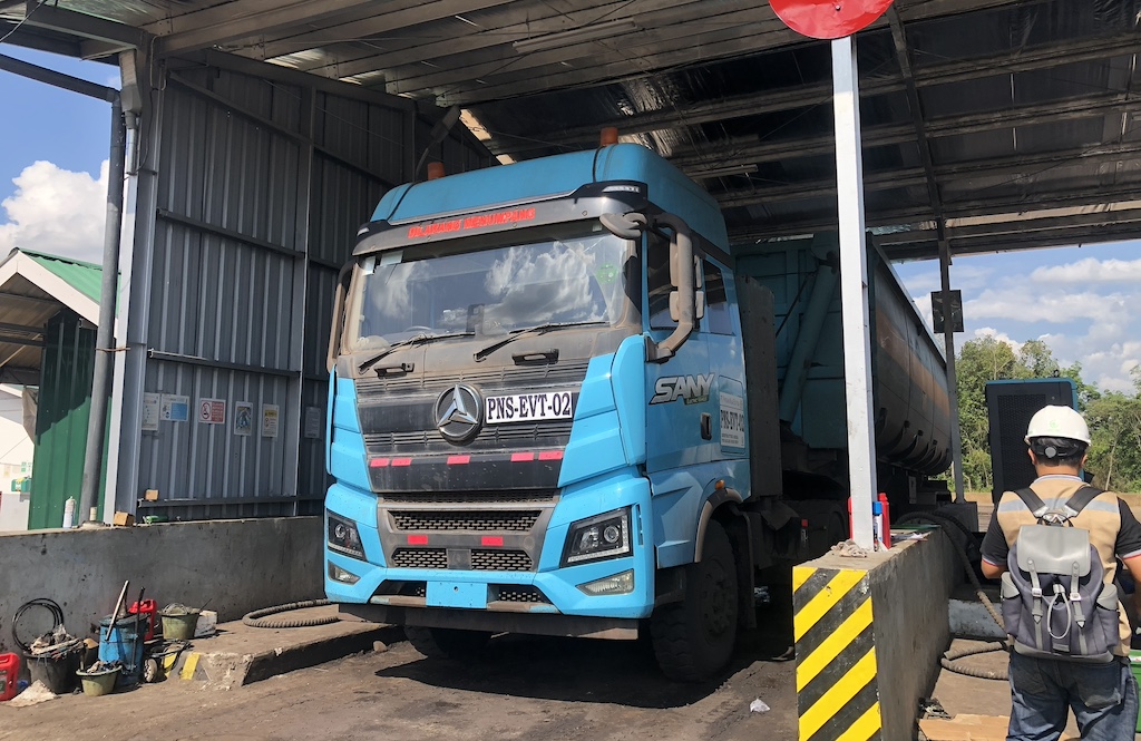 trailer industri biru