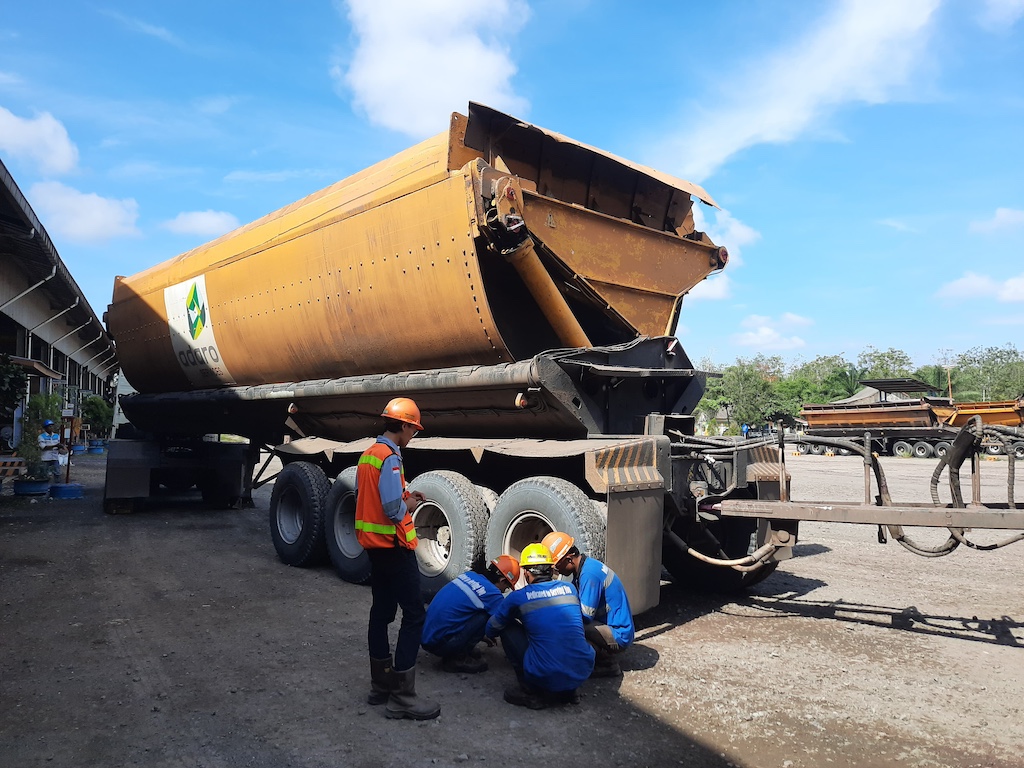 Aktivitas inspeksi dan maintenance dump trailer (Photo by: TDU)
