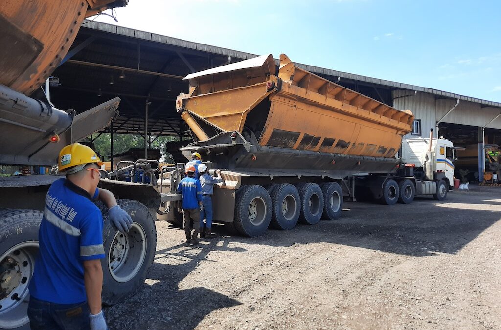 Aktivitas perawatan dan inspeksi dump trailer di area industri (Photo by: TDU)
