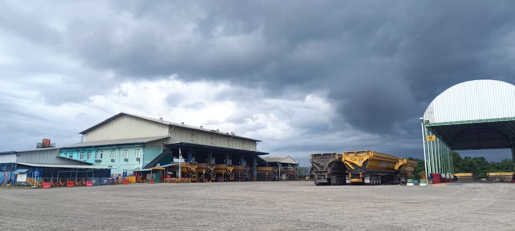Area workshop industri alat berat dengan beberapa dump trailer (Photo by: TDU)