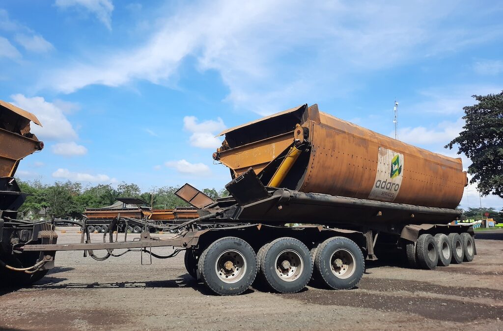 Dump trailer besar terparkir di area industri dengan beberapa unit trailer lainnya (Photo by: TDU)