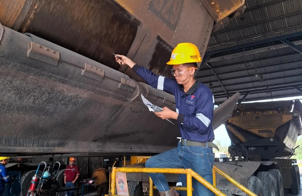 Teknisi melakukan inspeksi trailer dump menggunakan alat ukur di area workshop (Sumber Foto: TDU)