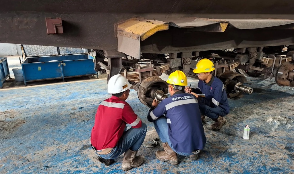 Tim teknisi melakukan inspeksi dan perawatan axle trailer di workshop untuk mencegah downtime operasional. (Sumber Foto: TDU)