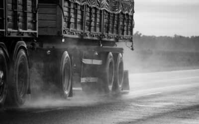 Safety Trailer Saat Hujan: Panduan Keselamatan Operasional Trailer di Kondisi Basah