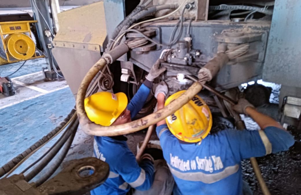 tim TDU sedang melakukan service pengencangan towing hitch